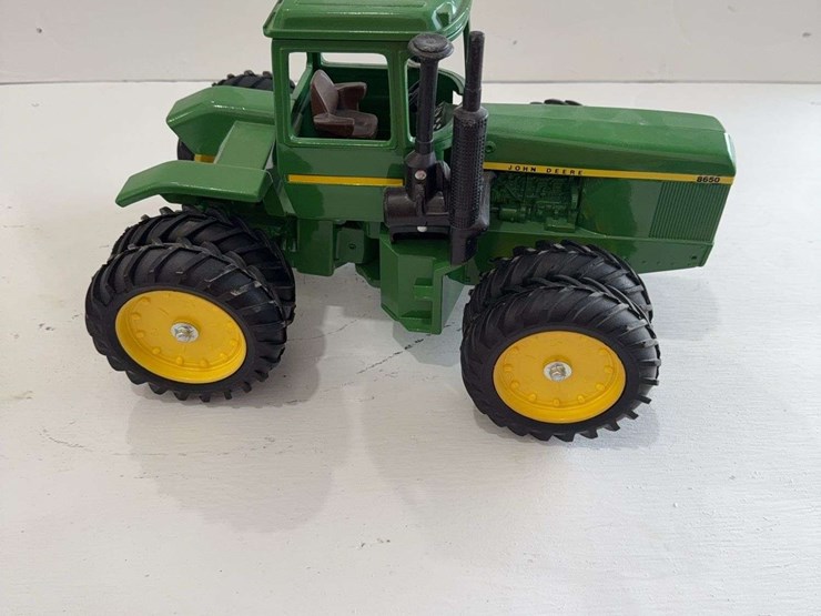 ertl-john-deere-8650-toy-tractor,-die-cast-metal,-1/16-scale-image-2