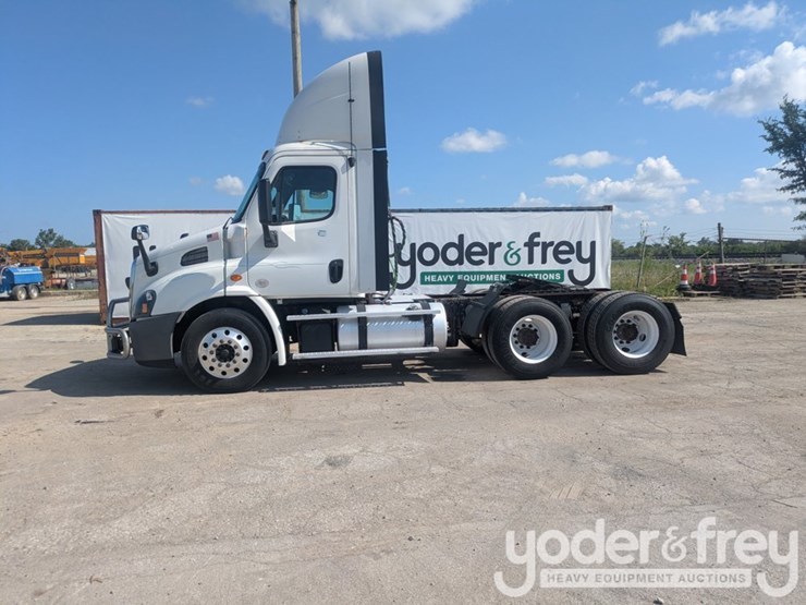 2018-freightliner-cascadia-113-image-2