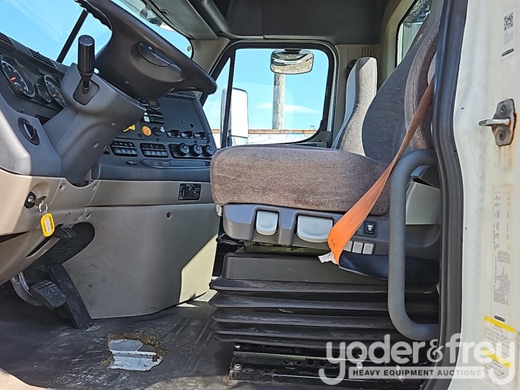 2017-freightliner-cascadia-113-image-31
