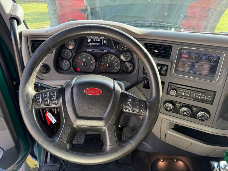 2016-peterbilt-567-image-27