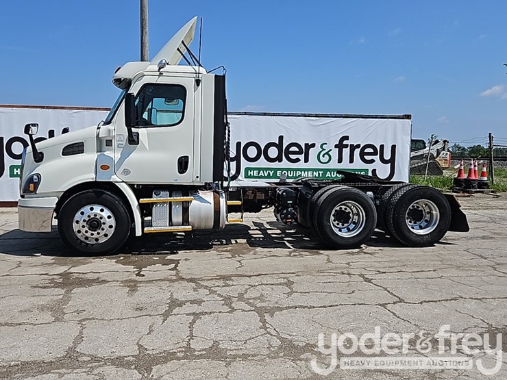 2017-freightliner-cascadia-113-image-2