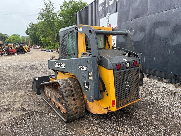 2012-deere-323d-image-2
