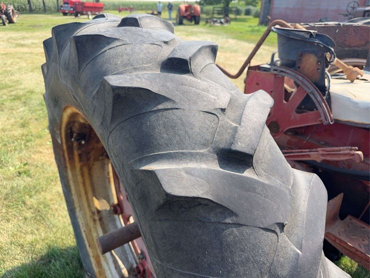farmall-340-gas-with-loader-image-31