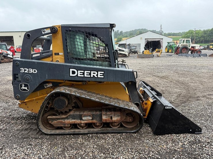 2012-deere-323d-image-5