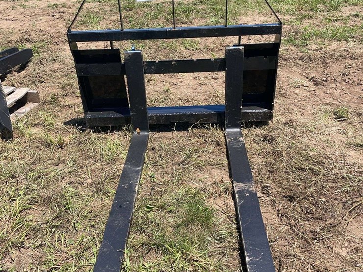 agt-skid-steer-pallet-forks.-model-sall100-image-1