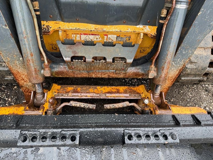 2012-deere-323d-image-10