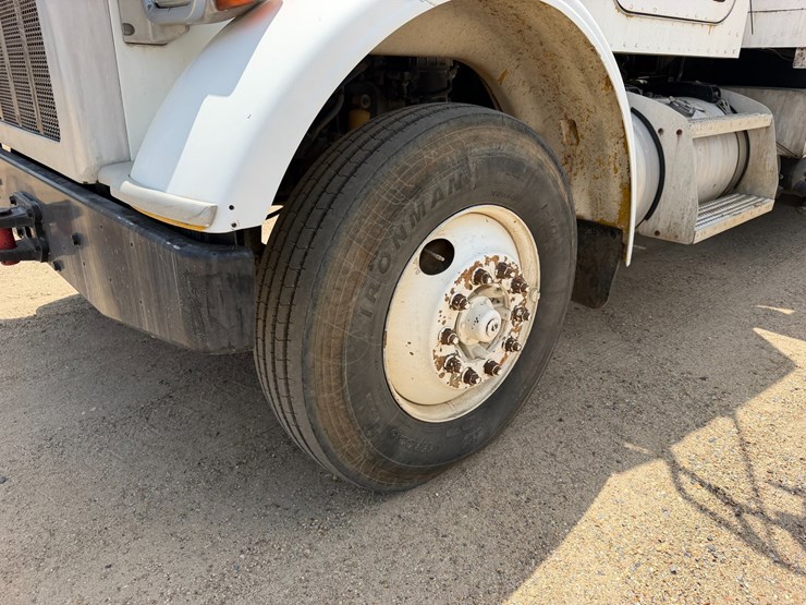2008-peterbilt-365-image-7