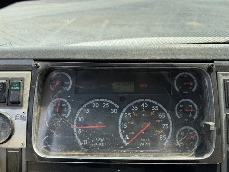 2002-freightliner-fl70-image-52