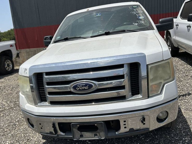 2011-ford-f150-xlt-image-2