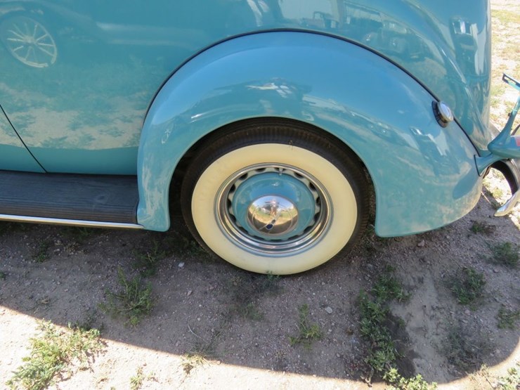 1937-ford-tudor-deluxe-sedan-image-7