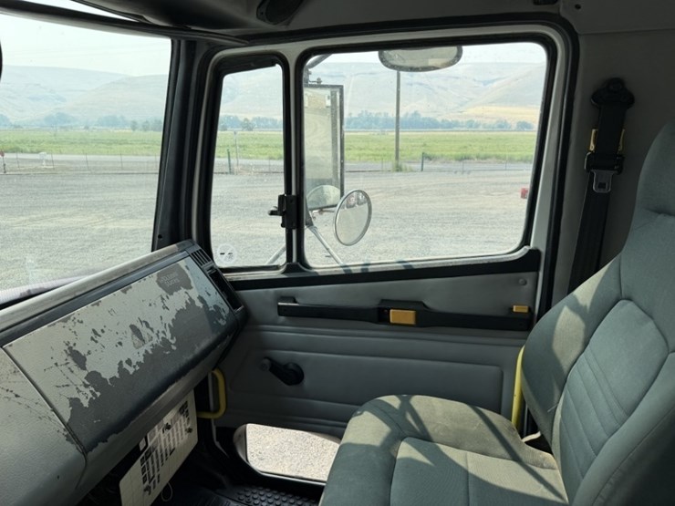 2002-freightliner-fl70-image-58