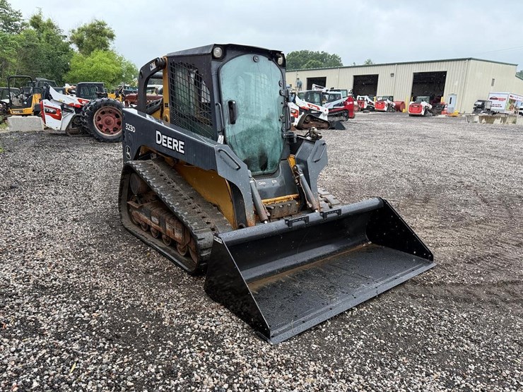 2012-deere-323d-image-6