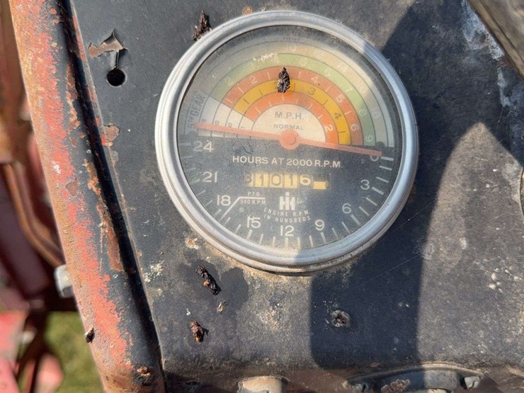 farmall-340-gas-with-loader-image-50