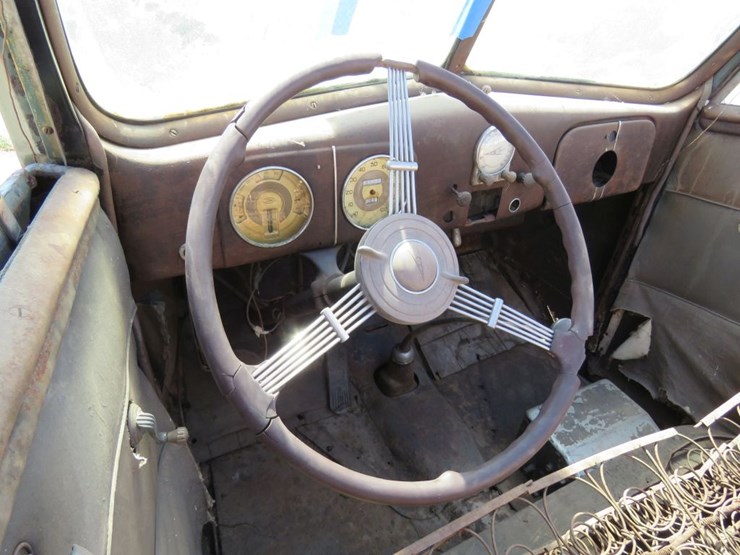 1937-ford-club-cabriolet-image-13