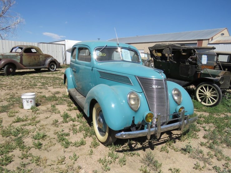 1937-ford-tudor-deluxe-sedan-image-1