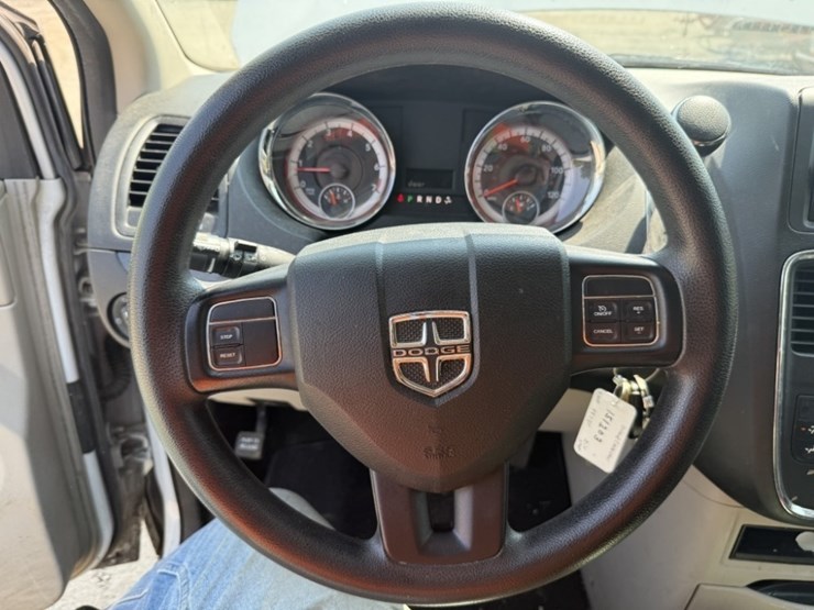 2015-dodge-grand-caravan-image-26