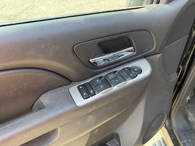 2013-chevrolet-tahoe-image-21