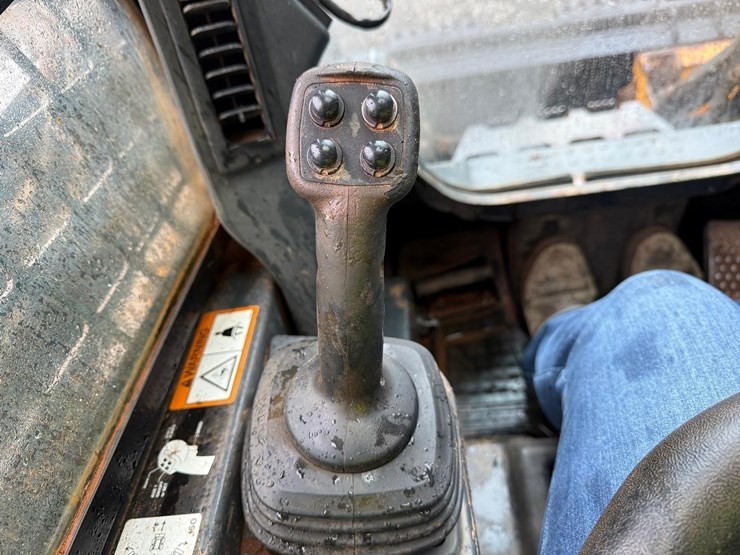 2012-deere-323d-image-22