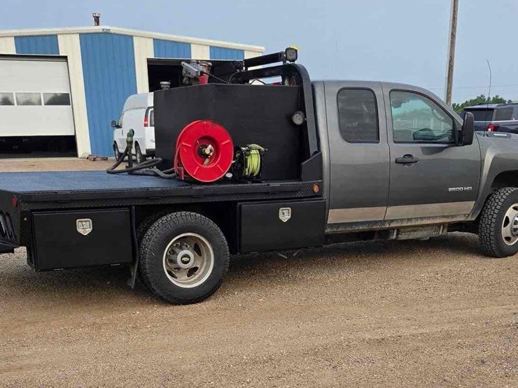 2011-chevrolet-3500-image-2
