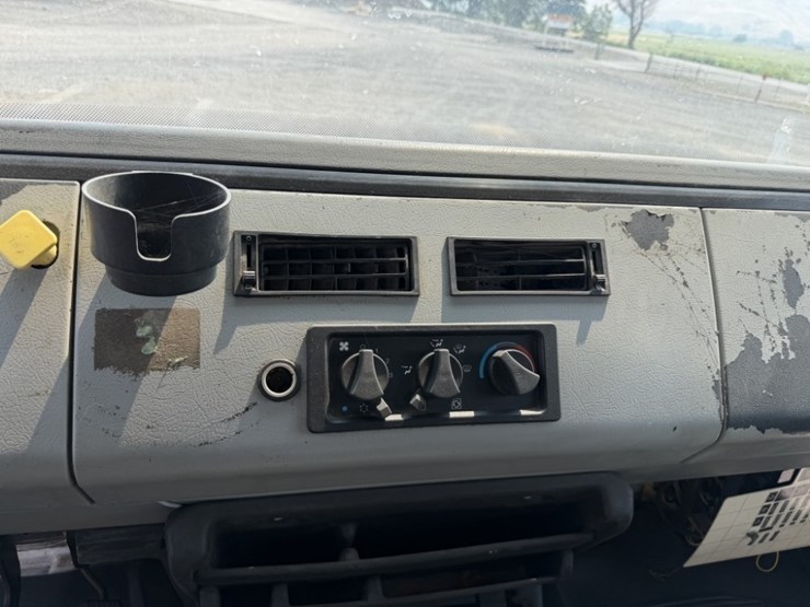 2002-freightliner-fl70-image-56