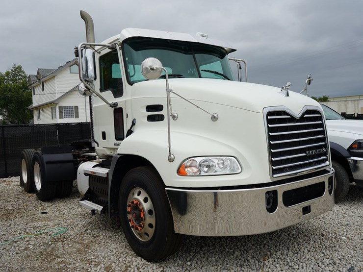 2017-mack-cxu613t-t/a-daycab-truck-tractor-image-2