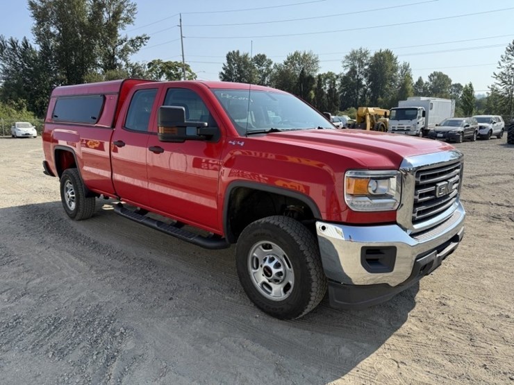 2016-gmc-sierra-2500-crew-cab-4x4-pickup-image-2