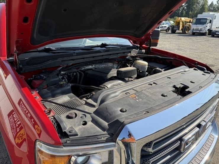 2016-gmc-sierra-2500-crew-cab-4x4-pickup-image-16