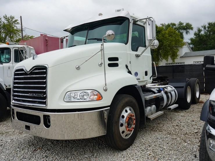 2017-mack-cxu613t-t/a-daycab-truck-tractor-image-1