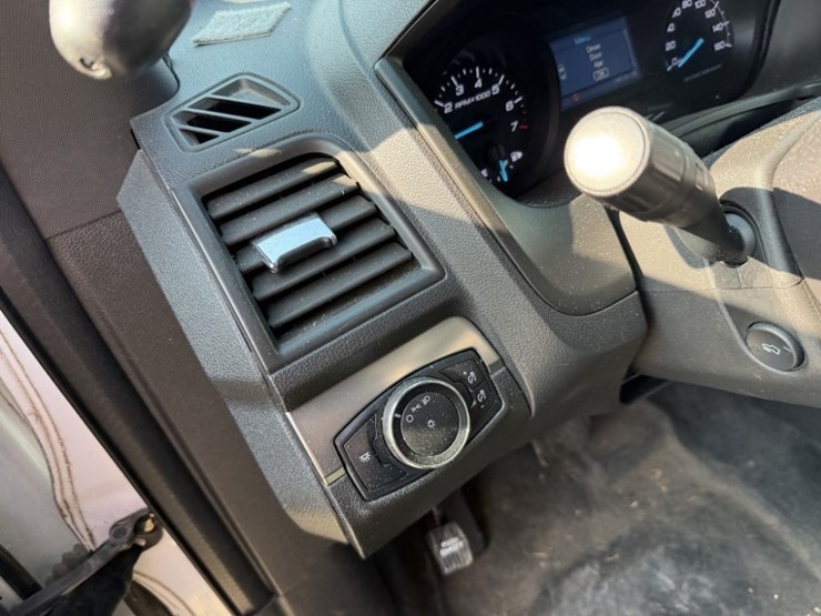 2015-ford-explorer-image-24