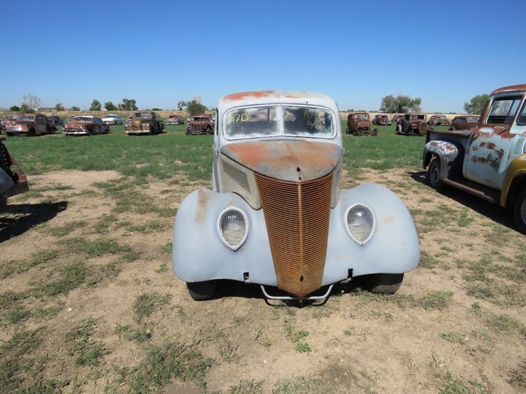1937-ford-slant-back-tudor-sedan-image-2
