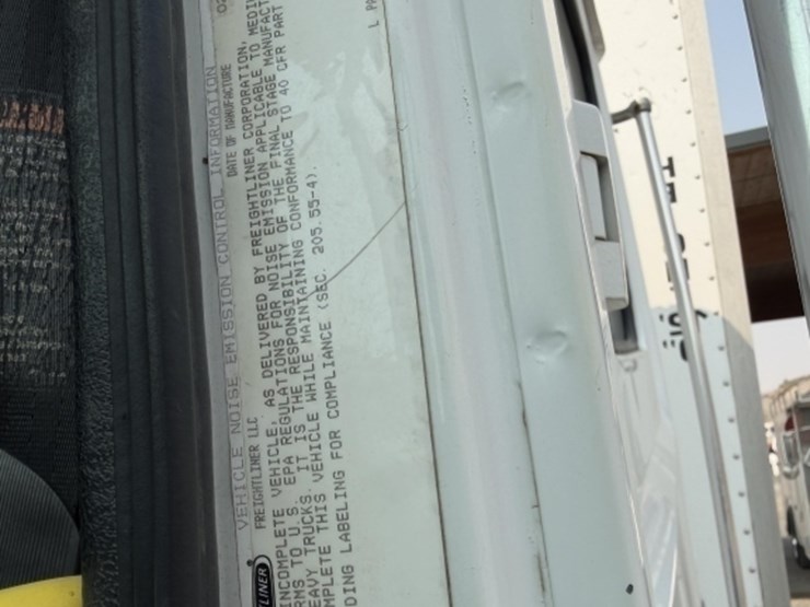 2002-freightliner-fl70-image-11