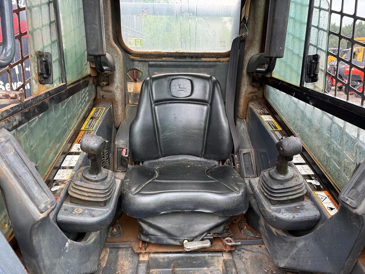 2012-deere-323d-image-19