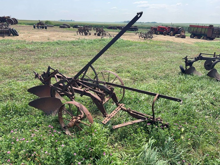 international-harvester-two-bottom-pull-type-moldboard-plow-image-2