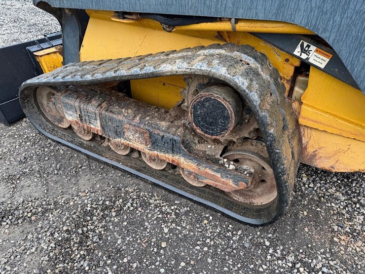 2012-deere-323d-image-16