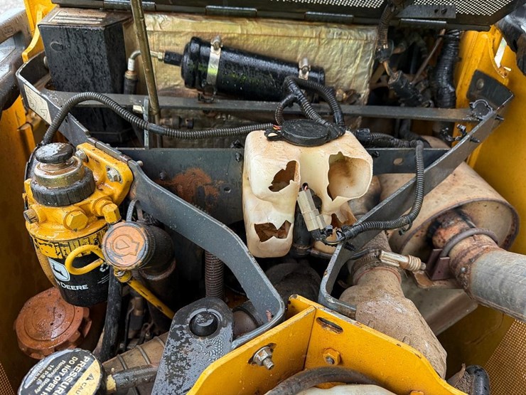 2012-deere-323d-image-15