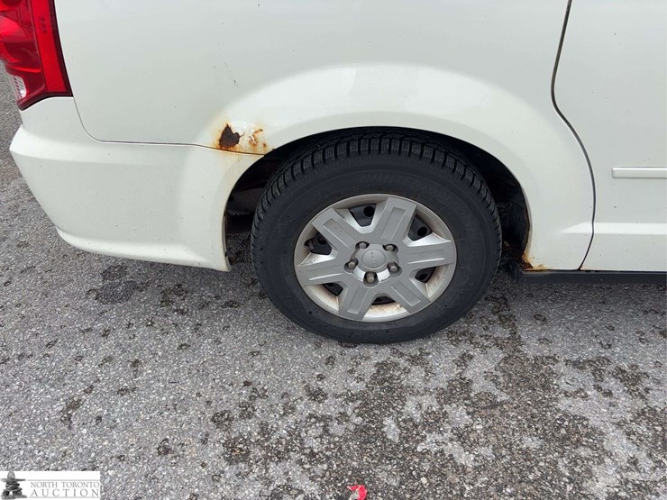 2013-dodge-grand-caravan-sxt-image-23