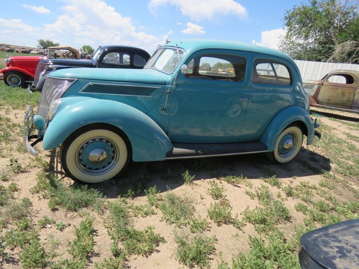 1937-ford-tudor-deluxe-sedan-image-5