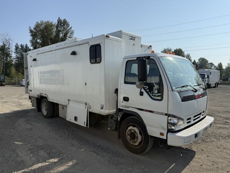 2007-gmc-w5500hd-image-2