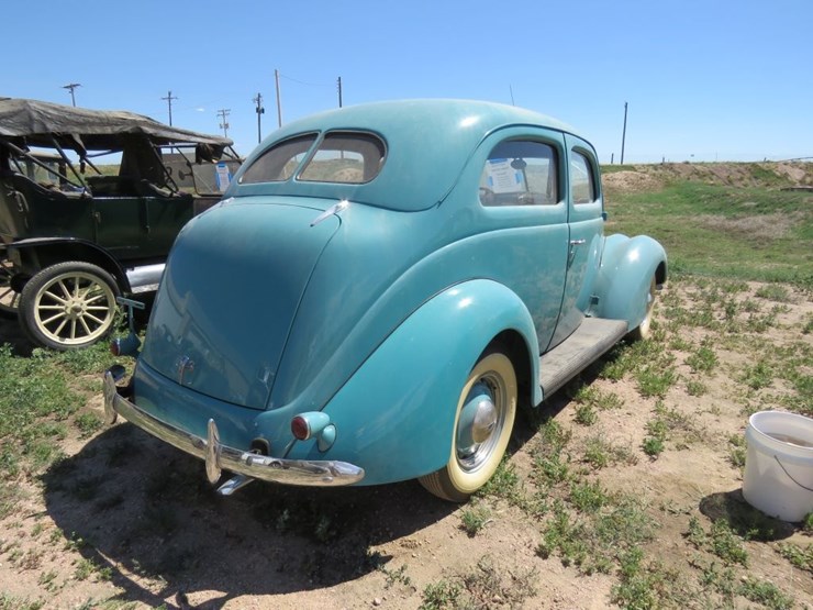 1937-ford-tudor-deluxe-sedan-image-10