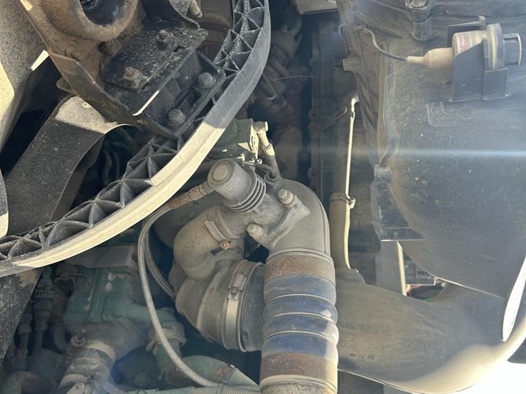 2012-volvo-vnl64t670-image-43