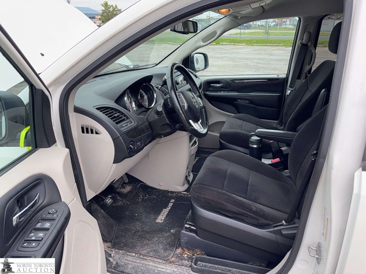 2013-dodge-grand-caravan-sxt-image-11