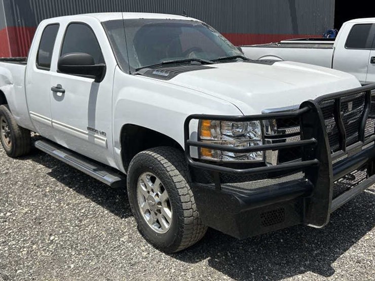 2011-chevrolet-silverado-2500-image-3