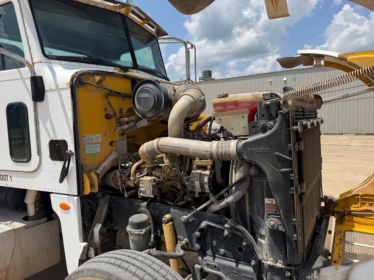 2008-peterbilt-365-image-15