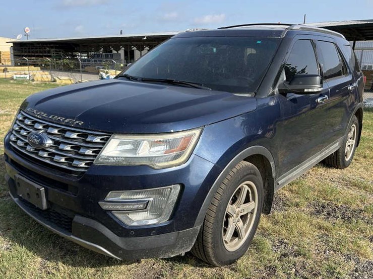 2016-ford-explorer-xlt-image-1