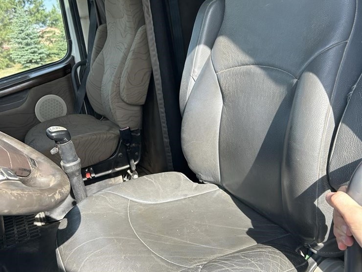 2012-volvo-vnl64t670-image-16