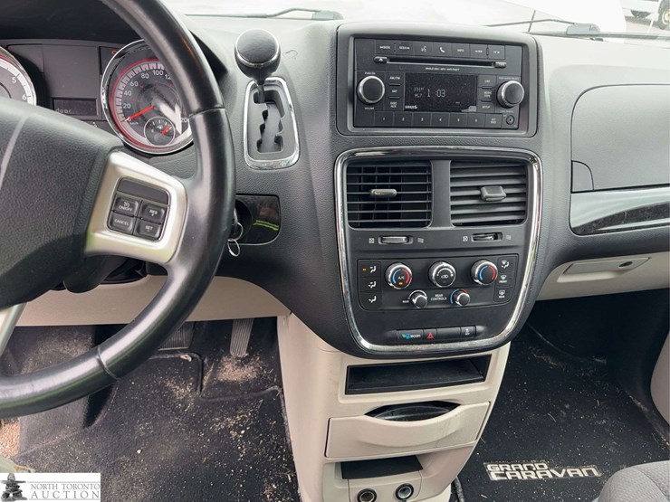 2013-dodge-grand-caravan-sxt-image-13