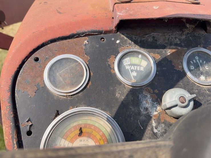 farmall-340-gas-with-loader-image-49