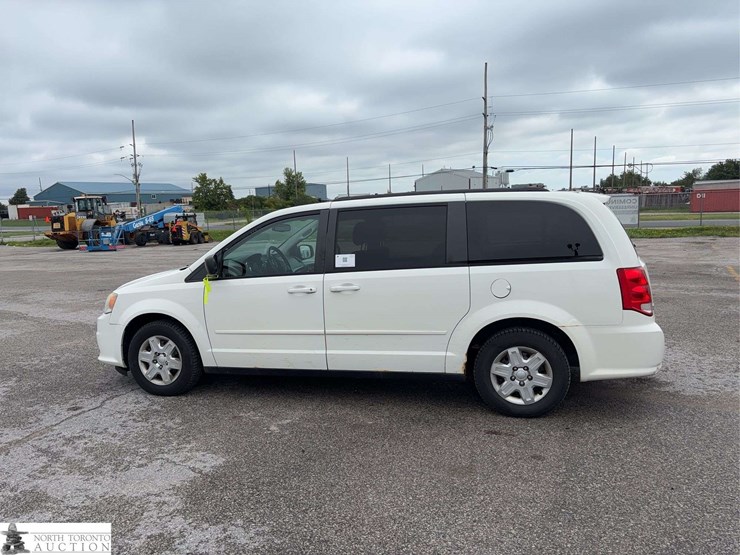2013-dodge-grand-caravan-sxt-image-8