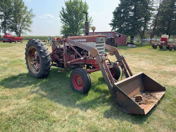 farmall-340-gas-with-loader-image-7