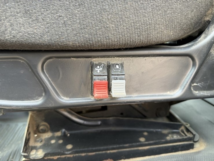 2002-freightliner-fl70-image-49